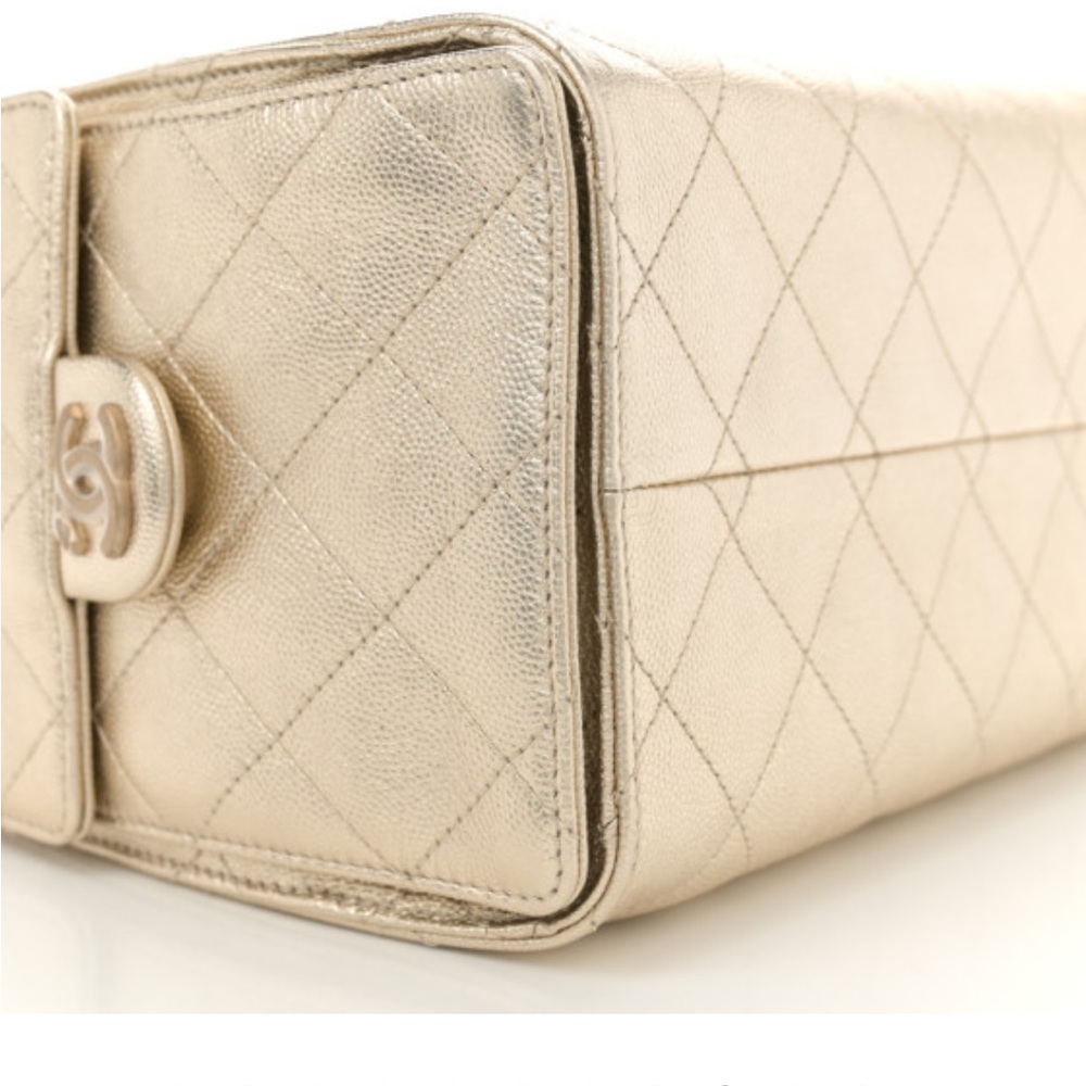 CHANEL
Metallic Caviar Quilted Small
Chanel 25 Hobo Gold - Picture 8 of 10